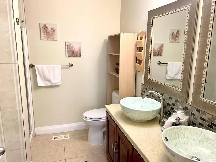 Spacious 6 Beds 3 Baths Home In Central Wifi Parking Ac Edmonton 0*,