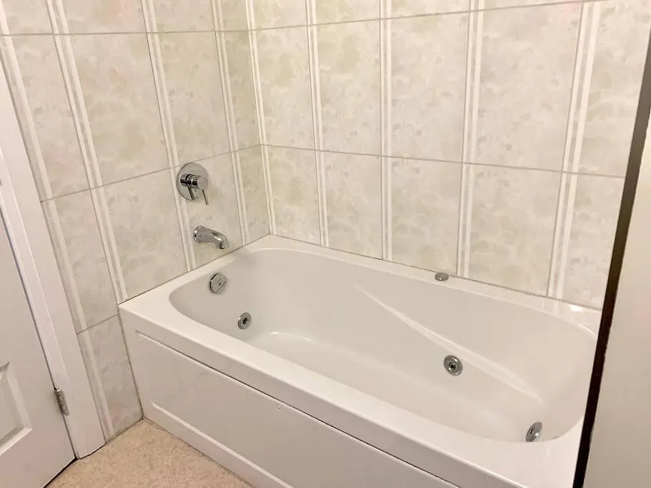 Spacious 6 Beds 3 Baths Home In Central Wifi Parking Ac Edmonton Appartement