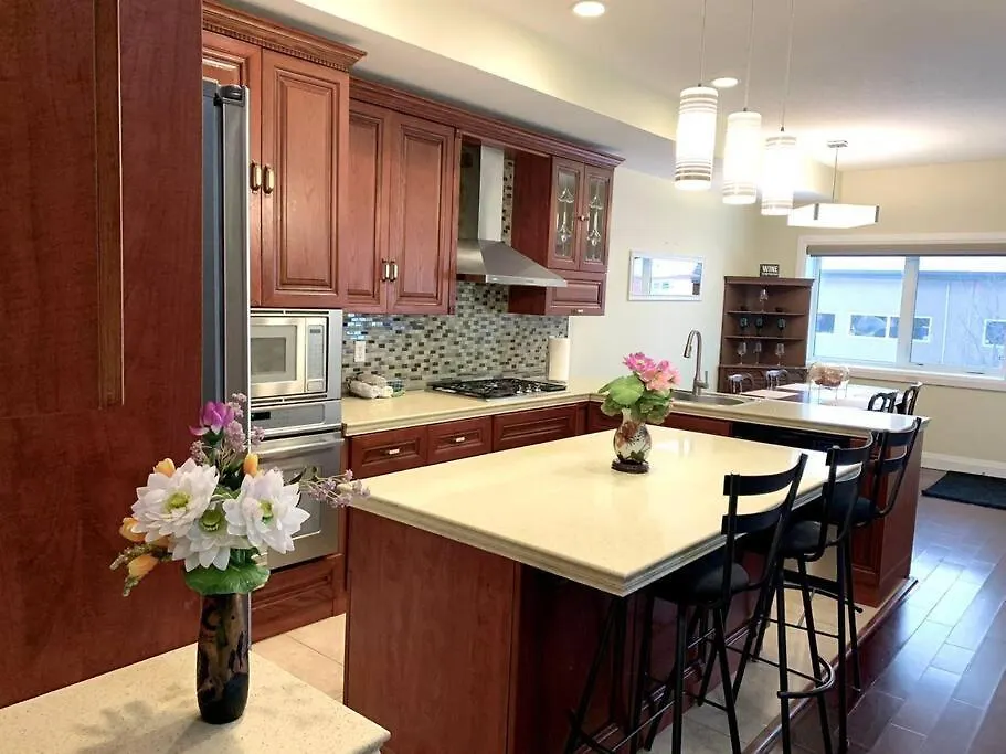 Spacious 6 Beds 3 Baths Home In Central Wifi Parking Ac Edmonton Appartement