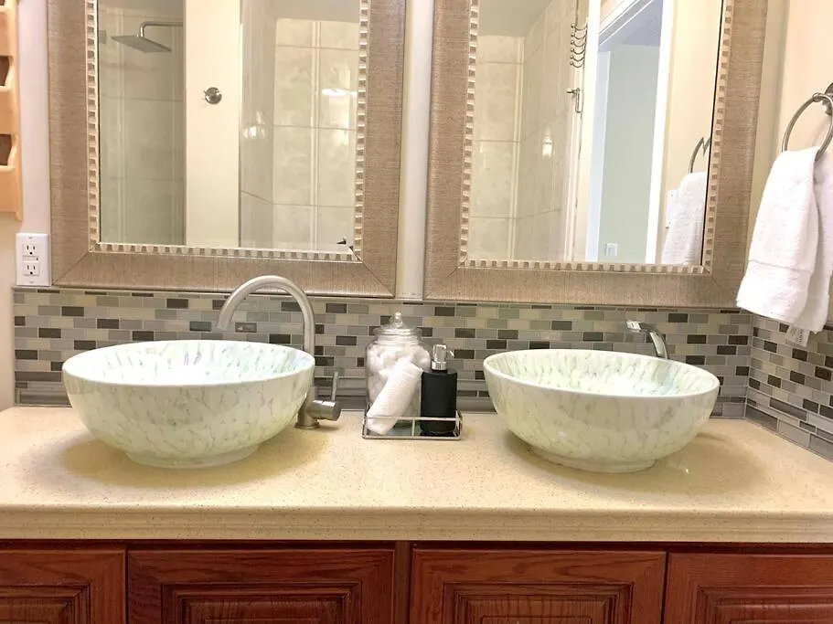 Spacious 6 Beds 3 Baths Home In Central Wifi Parking Ac Edmonton Canada