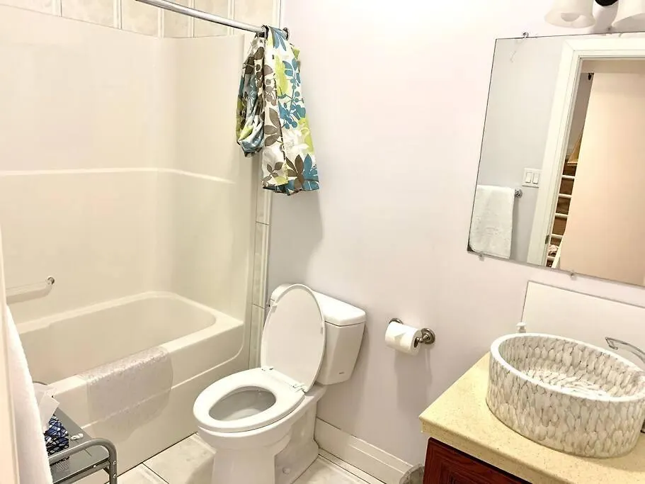 Spacious 6 Beds 3 Baths Home In Central Wifi Parking Ac Edmonton 0*,  Canada
