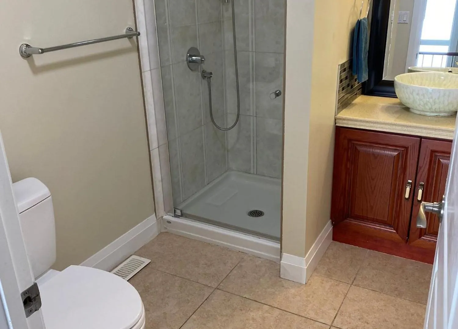 Spacious 6 Beds 3 Baths Home In Central Wifi Parking Ac Edmonton Appartement